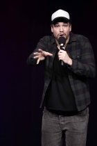 Deutsche Comedian Jan van Weyde gastiert mit seinem Programm "Goße Klappe - Die Erste!" im Gloria Theater Köln (© Thomas Brill)