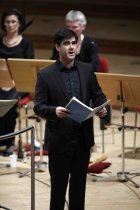 Japanischer Dirigent Masaaki Suzuki leitet das Orchestra of the Age of Enlightenment beim Weihnachtsoratorium von Johann Sebastian Bach in der Philharmonie Köln (© Thomas Brill)