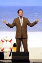 Deutsche Kabarettist Eckart von Hirschhausen gastiert mit seinem Programm "Liebesbeweise" im Theater am Tanzbrunnen Köln (&copy; Thomas Brill)