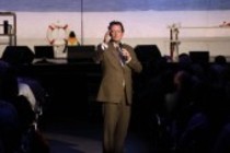 Deutsche Kabarettist Eckart von Hirschhausen gastiert mit seinem Programm "Liebesbeweise" im Theater am Tanzbrunnen Köln (&copy; Thomas Brill)