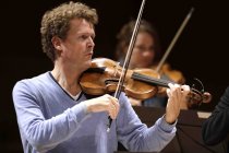 Deutsch-Norwegische Dirigent Gottfried von der Goltz leitet das Freiburger Barockorchester in der Philharmonie Köln (© Thomas Brill)