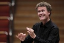 Deutsch-Norwegische Dirigent Gottfried von der Goltz leitet das Freiburger Barockorchester in der Philharmonie Köln (© Thomas Brill)