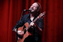Deutscher Liedermacher Gisbert zu Knyphausen gastiert auf seiner "Live 2024"-Tour im Gloria Theater Köln (&copy; Thomas Brill)